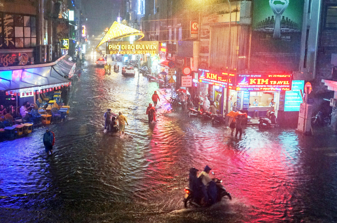 Áp thấp suy yếu gây mưa to, lũ lớn tại Trung Bộ và Nam Bộ, Bắc Bộ đêm và sáng trời rét